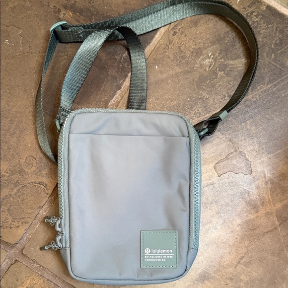lululemon athletica green easy access cross body Bag 1.5 L - Picture 7 of 8